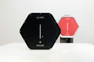 Prism smart cover nera fronte su piano e rossa dietro su palo