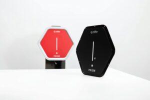 Prism smart cover nera fronte su piano e rossa dietro