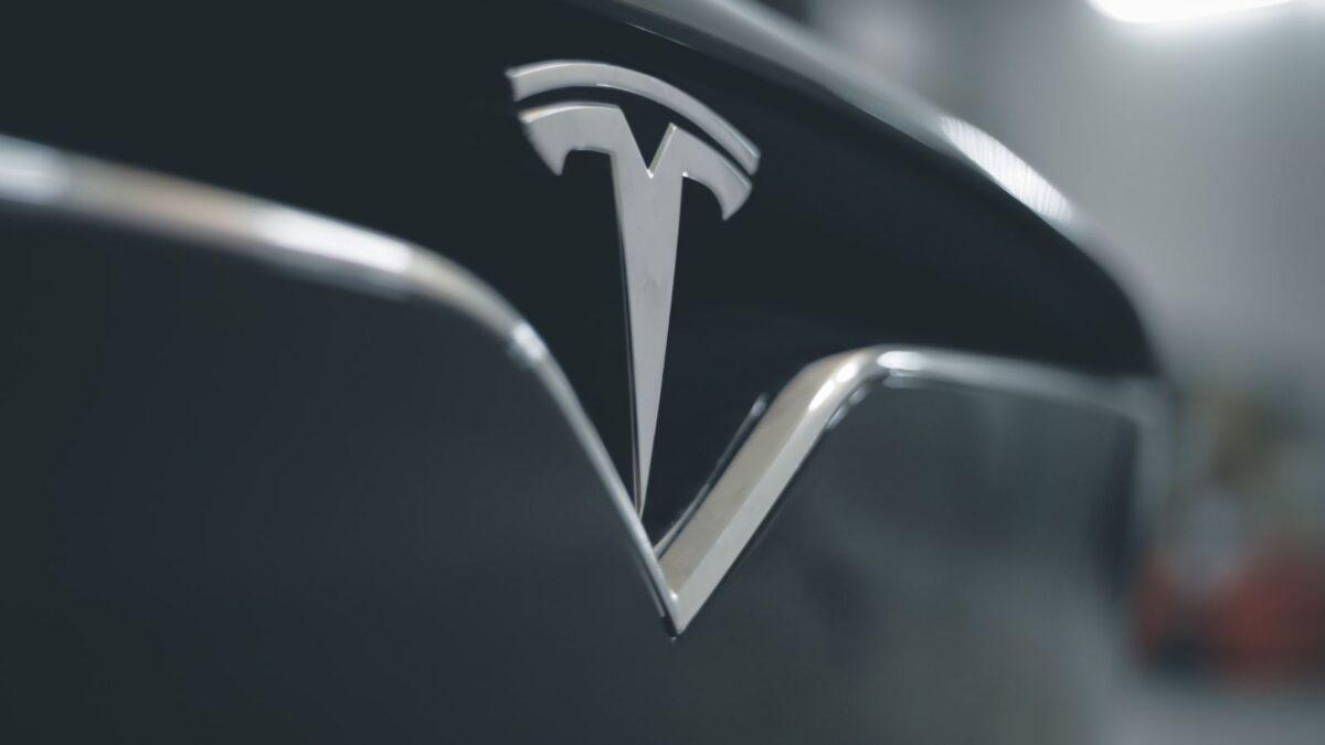 Tesla compie 20 anni