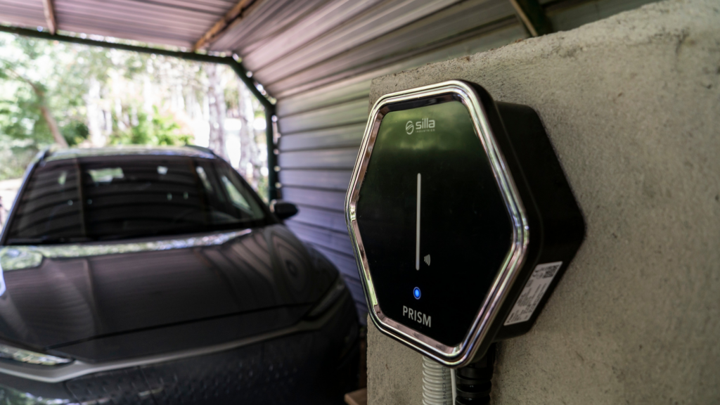 quali accorgimenti e quali indicazioni seguire per la corretta manutenzione della wallbox per la ricarica elettrica? Quali sono gli indicatori a cui prestare attenzione? Nell'articolo di Silla Industries trovi un elenco utile per capire quando e come intervenire sulla tua wallbox elettrica, dall'ordinaria manutenzione all'intervento straordinario di un professionista.