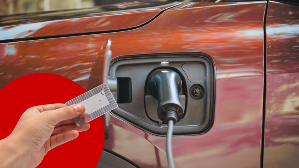 Mano che avvicina un badge RFID alla presa di ricarica di un veicolo elettrico rosso